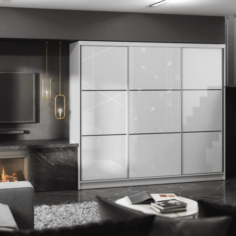 Trzydrzwiowa szafa przesuwna VIVIO 240 cm w salonie: biały korpus, trzy skrzydła z białego szkła Lacobel w połysku z poziomymi listwami aluminiowymi